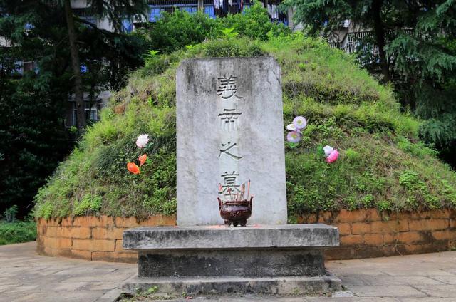 在秦末年间楚人反秦,项羽的叔父项梁把正在放牛的楚怀王之孙熊心找了