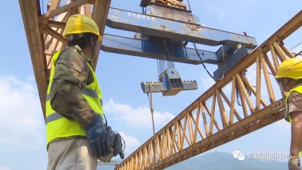 联十四线芗城段控制性工程埔里大桥开始梁片架设