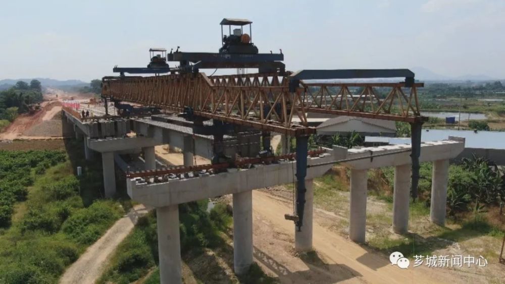 联十四线芗城段控制性工程埔里大桥开始梁片架设