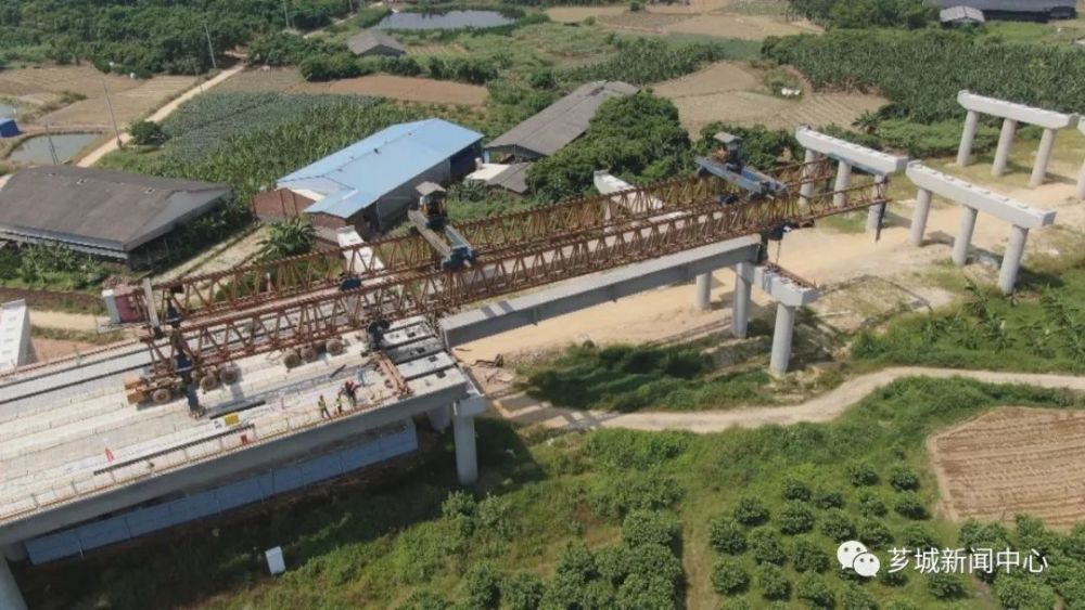 联十四线芗城段控制性工程埔里大桥开始梁片架设