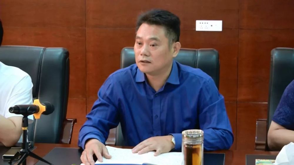 县人大常委会副主任张勰主持会议.