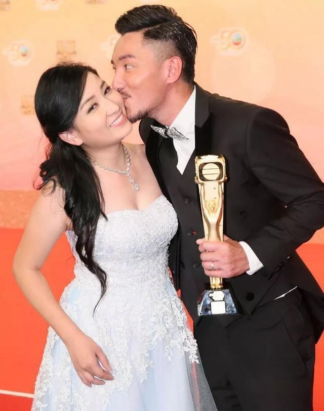 tvb|好男人！TVB上位小生一家4口下午茶，喂完老婆喂孩子画面温馨