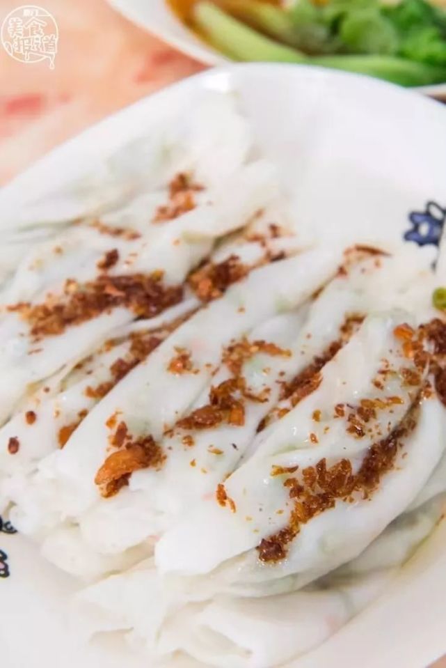 拿蒸熟的米皮卷馅料,没有什么比广东肠粉更厉害