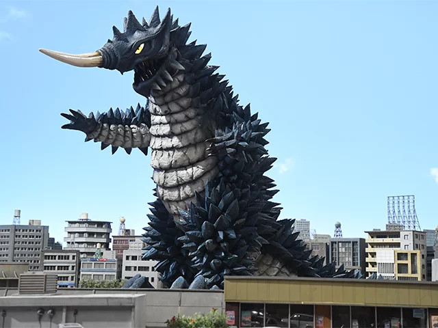 值得一提的是,当年奇玛依拉操纵的怪兽拉布拉斯,皮套其实就是改自上文