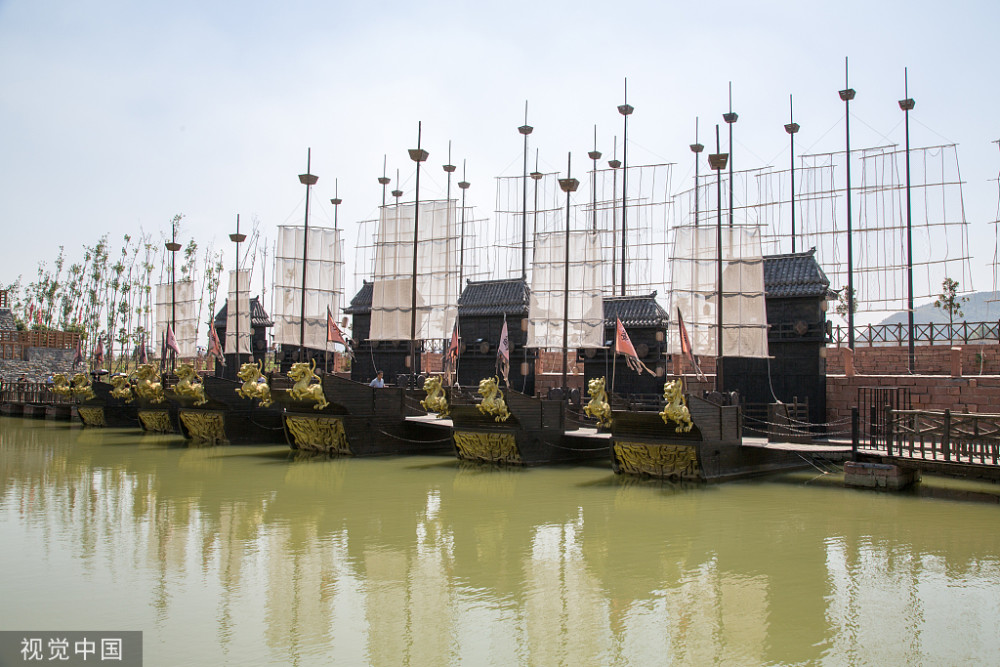 父亲是诸葛珪,字君贡.汉朝末年曾任泰山郡丞.