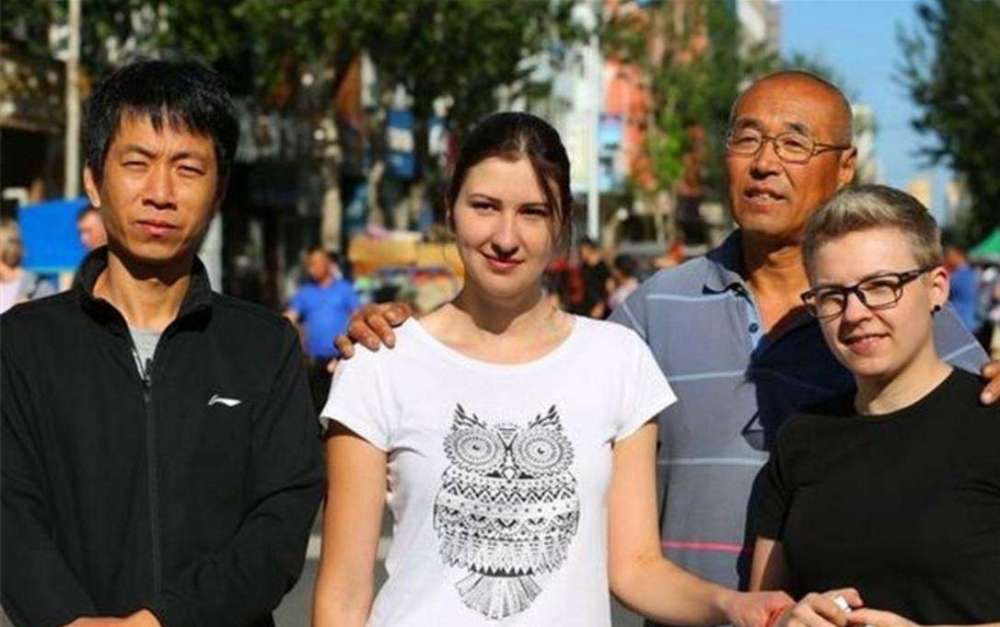 俄罗斯姑娘远嫁中国,3年后回娘家,家人疑惑:你谁啊?