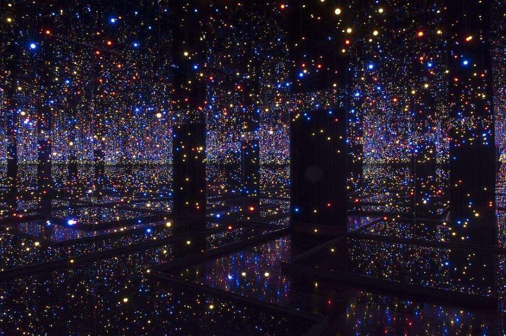 她患有精神病,只会画幻觉中的圆点,却被评为"史诗级艺术家"