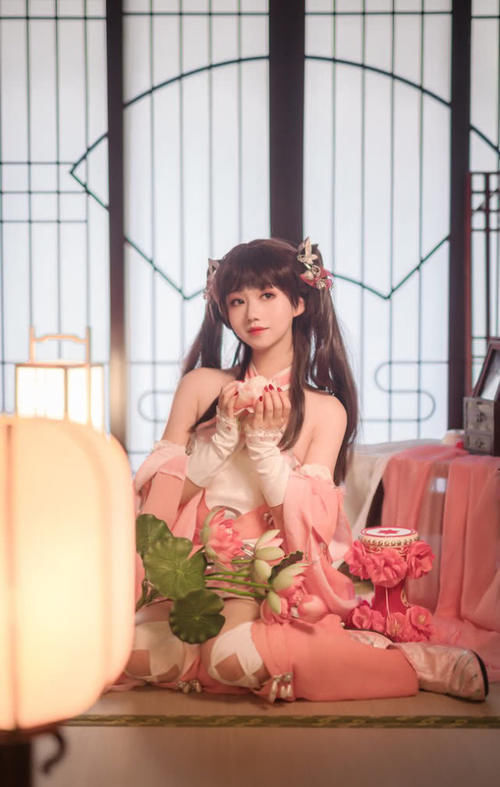 小姐姐cos秀萝,粉色系甜度爆棚,网友:打破了次元壁