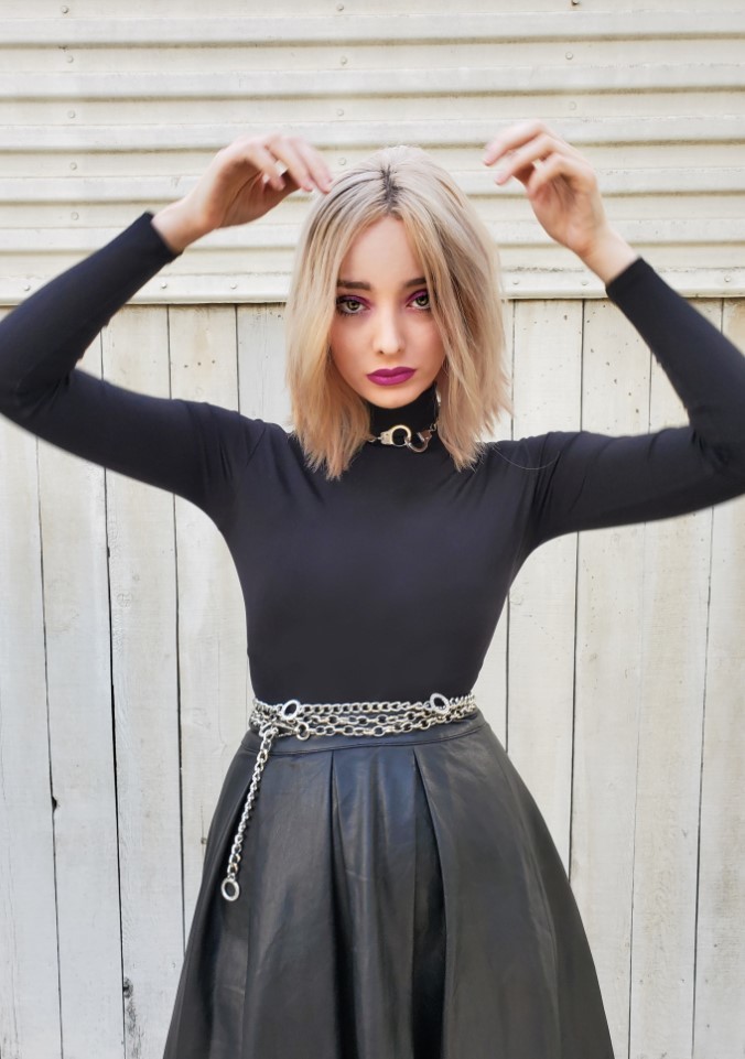 艾玛·杜蒙特穿裙子系"铁链"腰带,配短靴酷劲十足