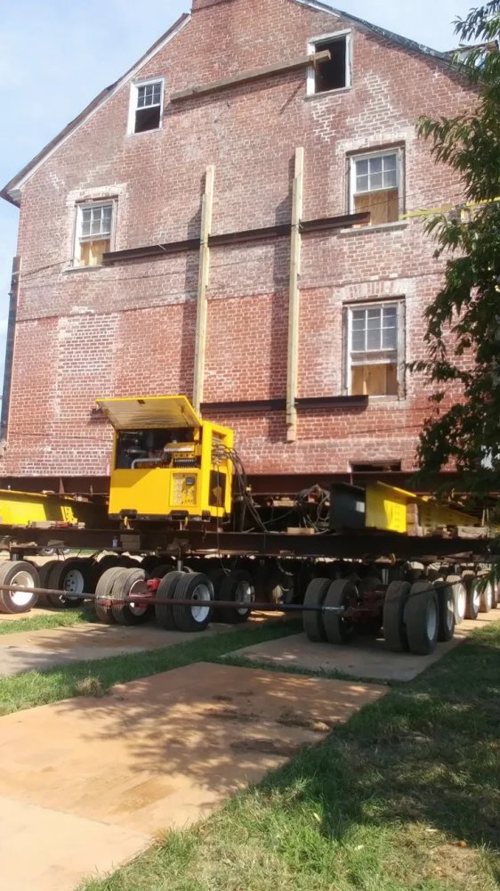 美国小伙土豪搬家:花100万美元将259年老宅搬