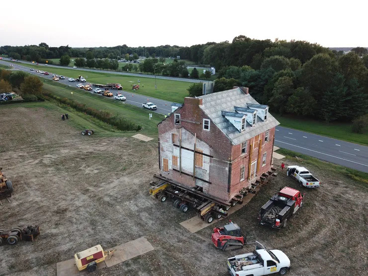 美国小伙土豪搬家:花100万美元将259年老宅搬