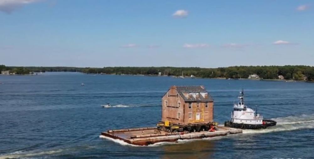 美国小伙土豪搬家:花100万美元将259年老宅搬