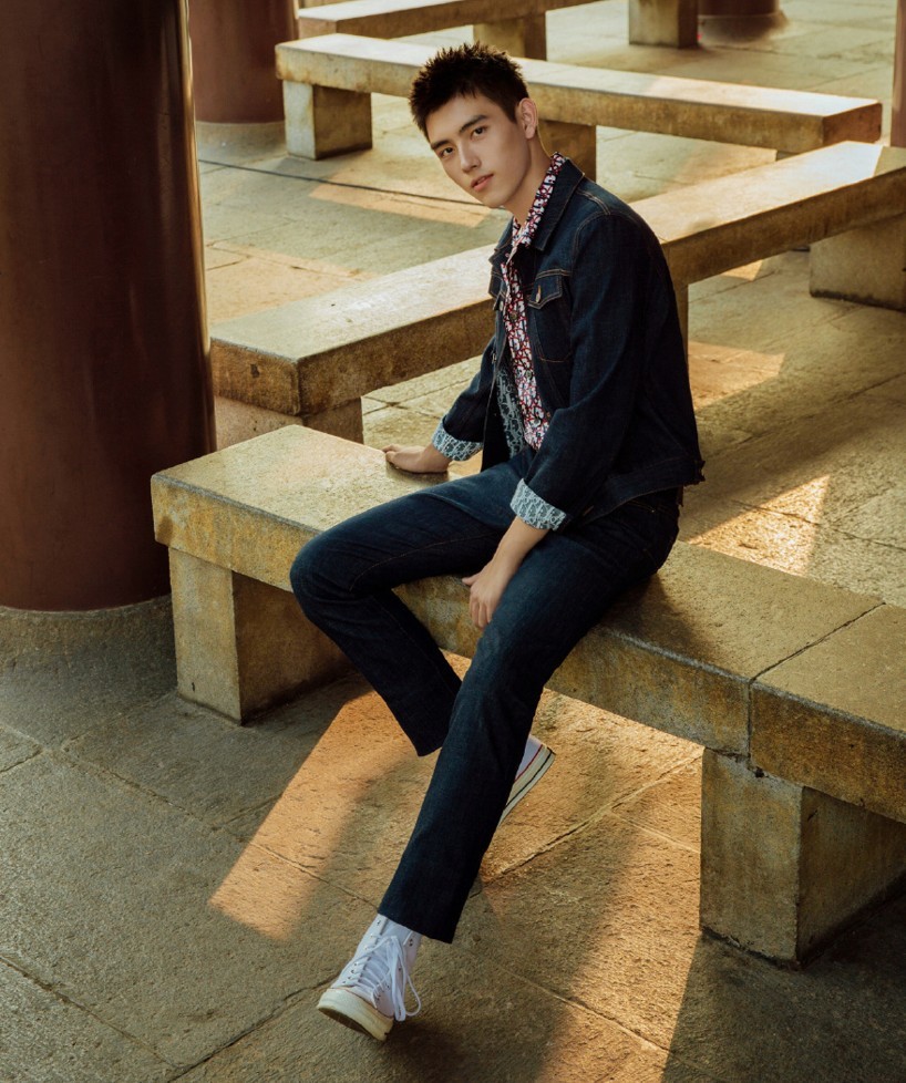 陈宇飞的耐克"果酱鞋"时髦吸睛,配休闲外套清爽时尚