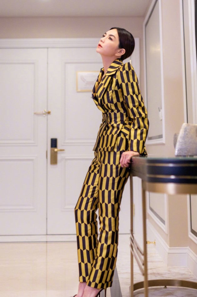 因为有着不规则图案的设计,则是不会显得很单调,西装裤也显她的腿超长