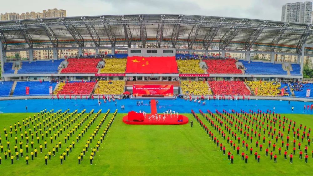 燃!5000人唱响《我和我的祖国》,歌声响彻永川体育中心