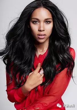 《 一条狗的回家路》男主角卢卡斯在一座废弃建筑里偶遇幼犬贝拉.