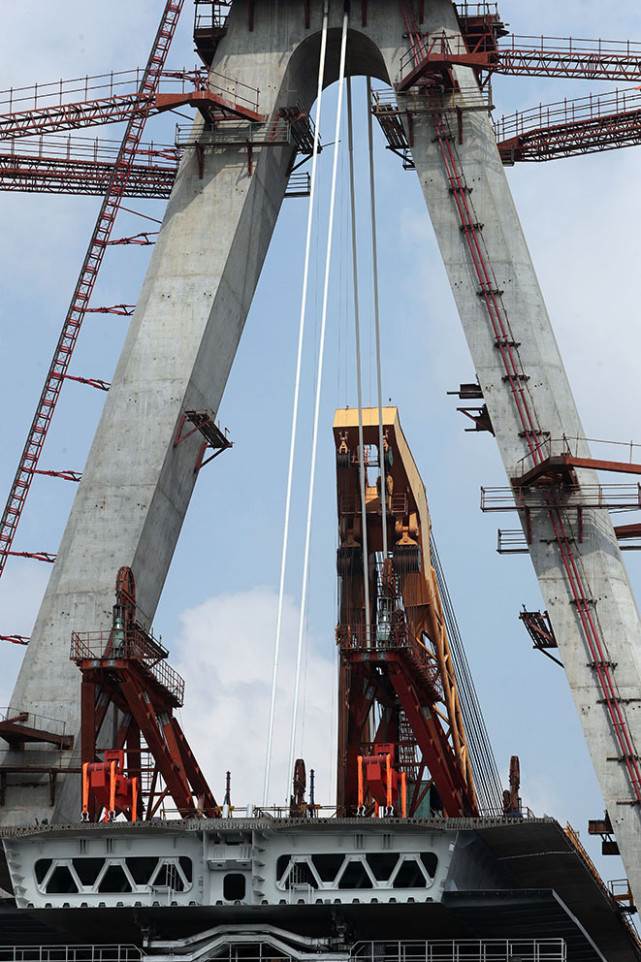 上海昆阳路越江大桥开始安装主梁
