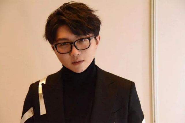 毛不易摘掉眼镜有多帅?眼神太有攻略性,"狼狗系男友"我爱了!