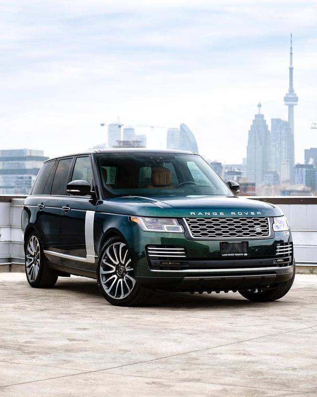 路虎揽胜这个揽胜的颜色还挺新奇高大霸气