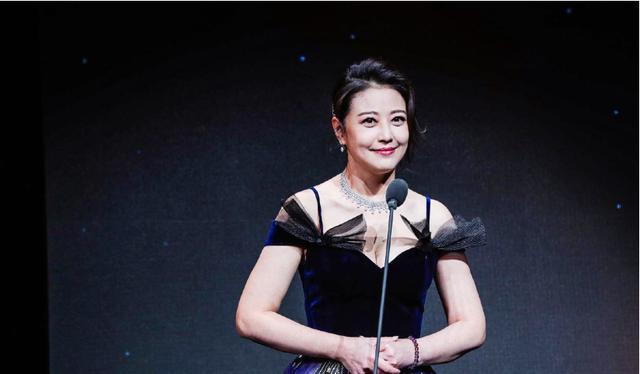 周海媚这次典礼造型好高贵,穿深蓝色吊带晚礼服,搭盘发好妩媚