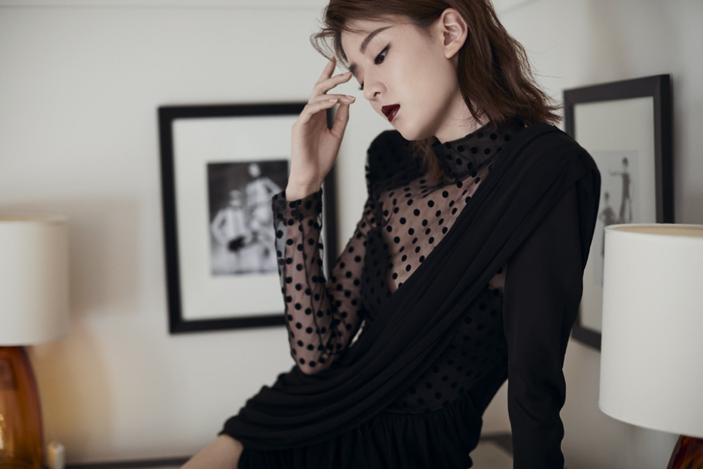 乔欣终于放开了,穿透视波点裙看秀,女王范slay全场