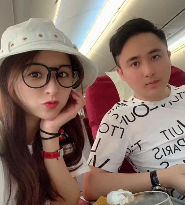 散打哥结婚三周年,买下百万钻戒送给他媳妇,粉丝:有钱人真放肆