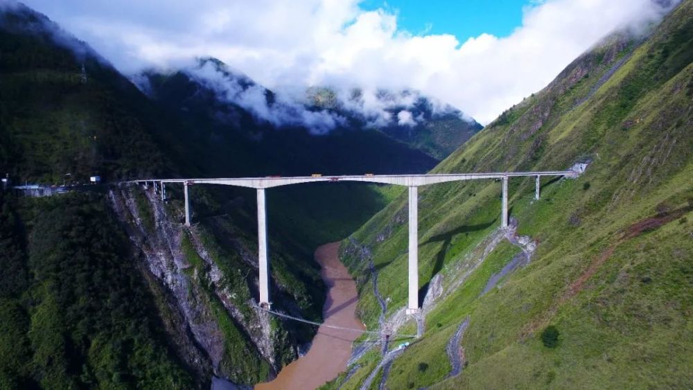 超级工程! 中国藏区第一高墩公路桥—雅江两河口特大桥正式通车