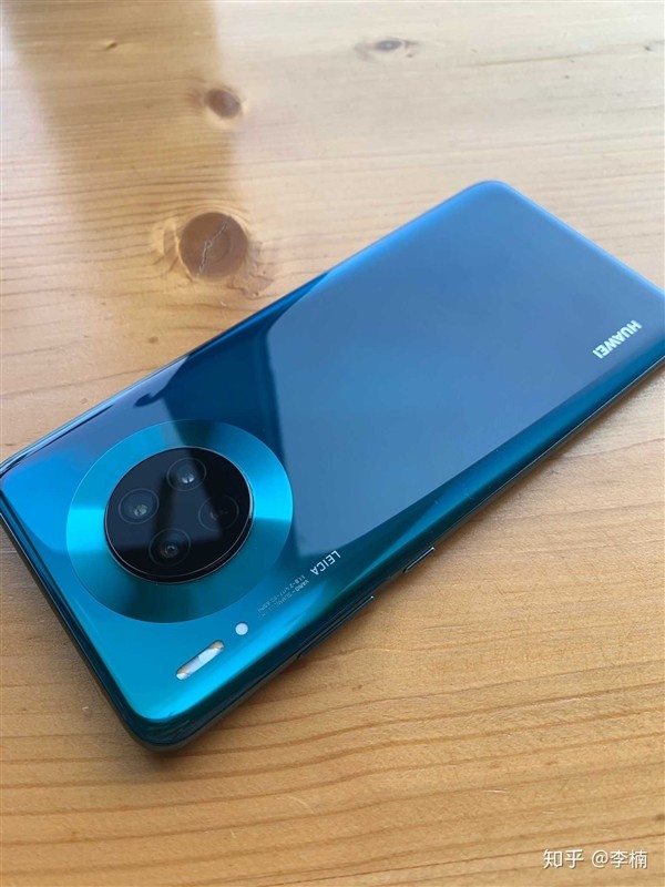 9月28日消息,前魅族科技高级副总裁李楠晒出mate 30真机.