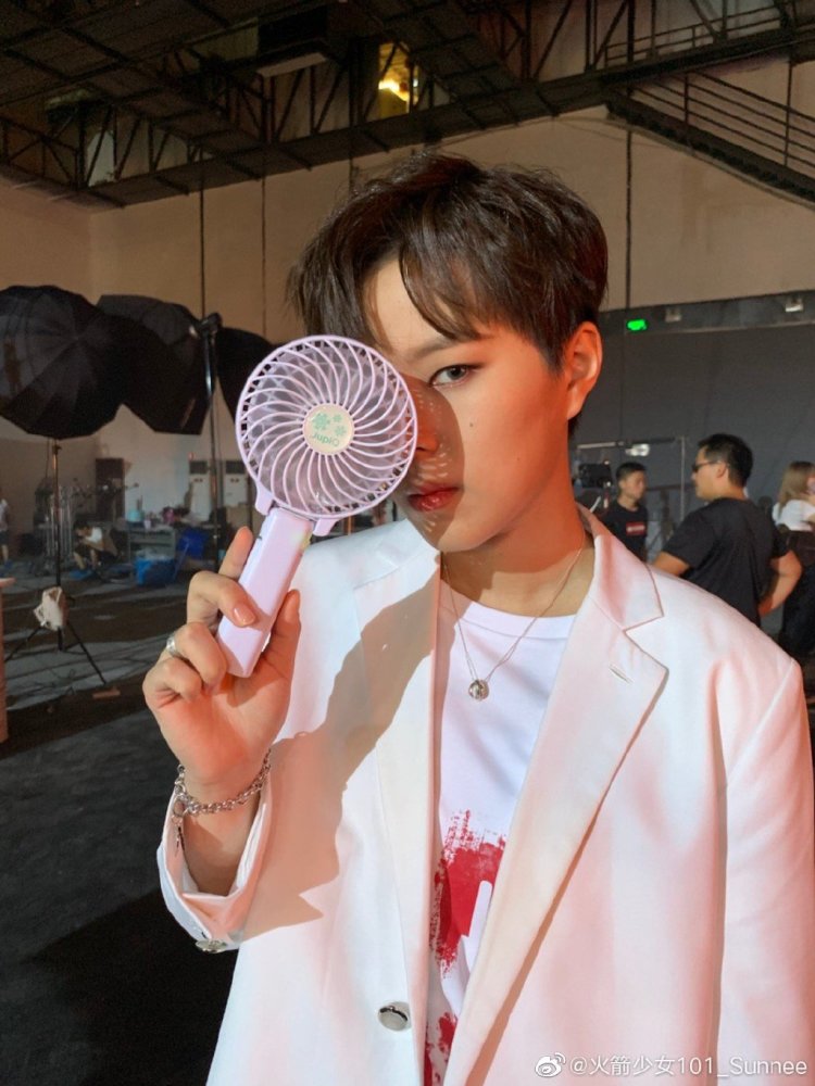 继王源后火箭少女成员也被曝抽烟粉丝解释称不一定是她的