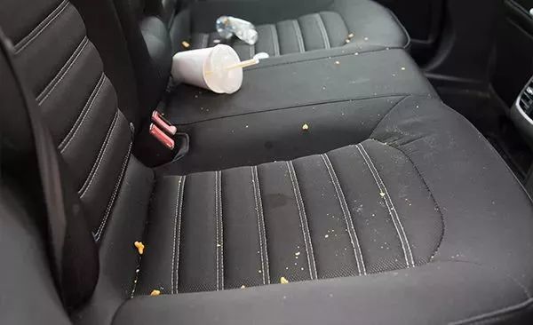 雨季当前车里总是脏兮兮的内饰怎么洗最干净