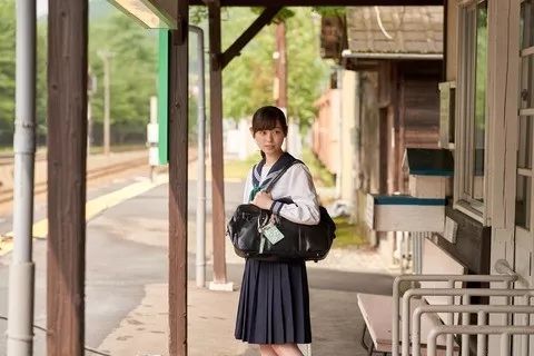 福原遥身着制服饰演可爱女高中生在酸酸甜甜的故事情节中即兴发挥