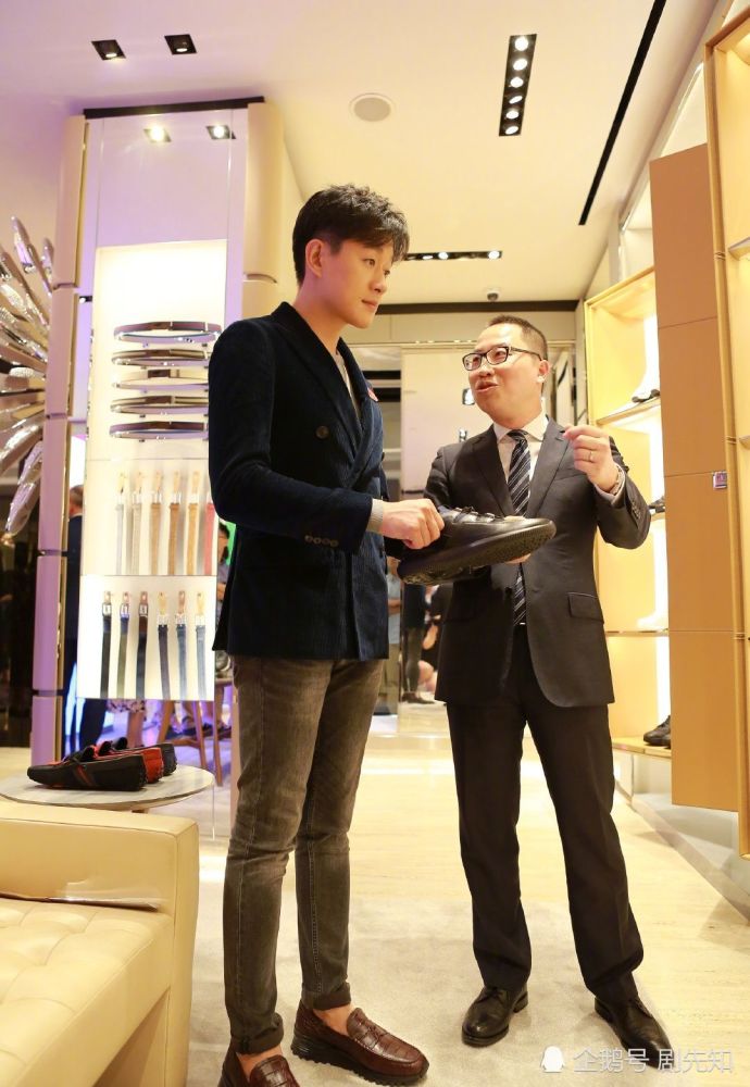 佟大为"一日店长",这双大脚太秀了