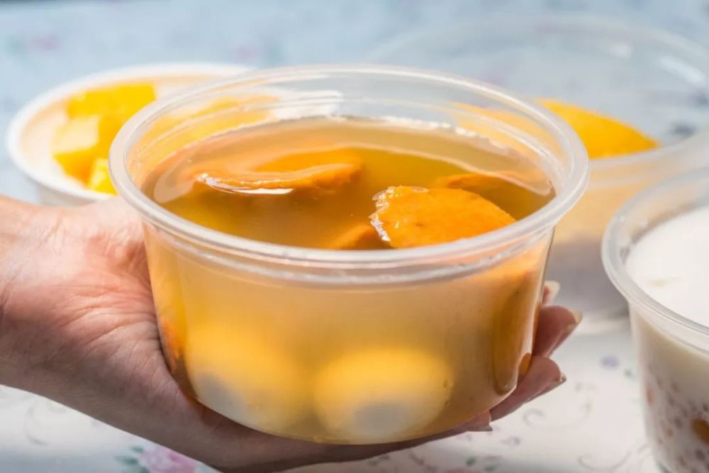 百喝不腻的老式糖水, 姜汁番薯汤圆,甜甜的姜汁最能滋润喉咙.