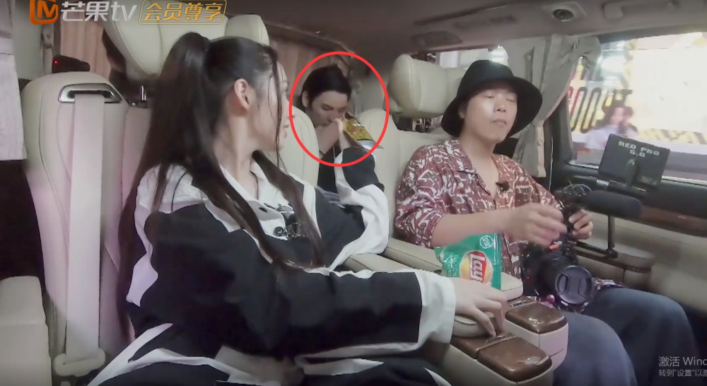 郭碧婷突然给后座的向佐零食,看清向佐手放的