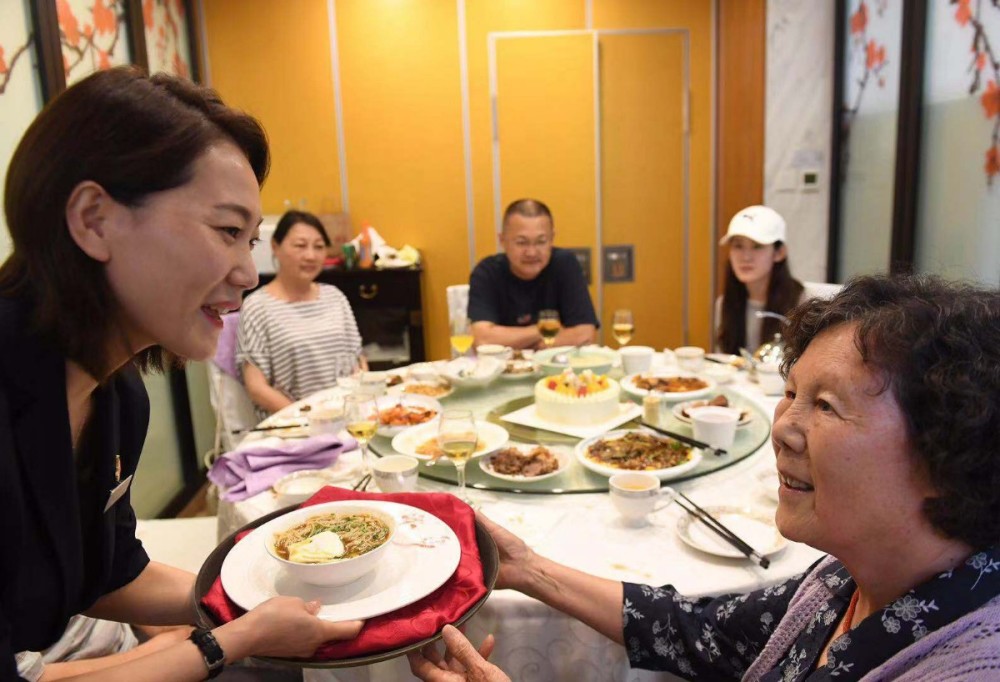 在八大春之首的同春園飯店,只要拍合影曬朋友圈表達對祖國的愛,就可以