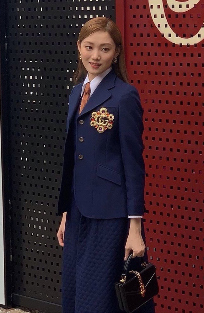 李圣经巴黎看秀,生图下又高又瘦,"珍珠手镯"直接套脚上当鞋穿