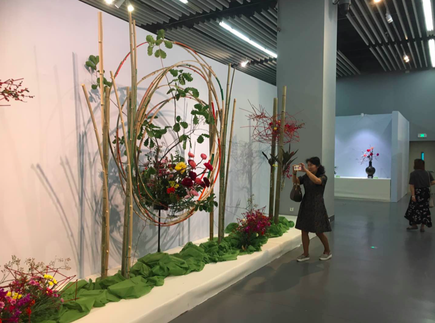 为国庆献礼 园博馆展出70组插花作品