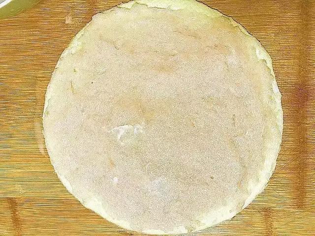 9. 鸡肉泥均匀涂抹在蛋皮上.