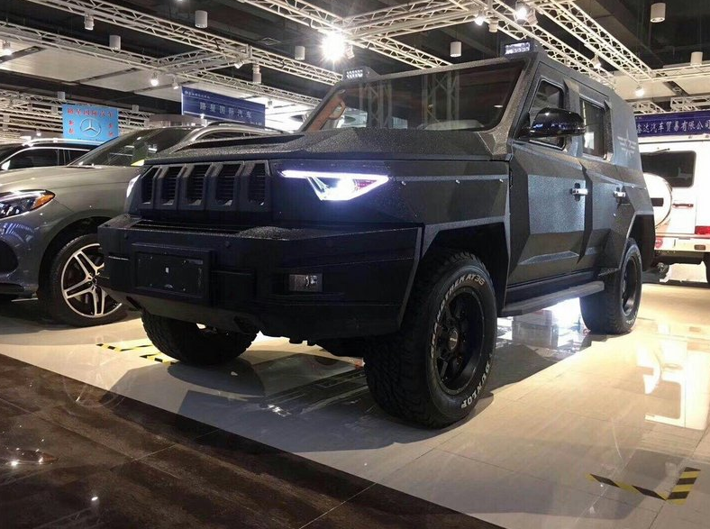 谁说国产越野不够霸气?北汽版"黑武士"配三角大灯,座舱奢华