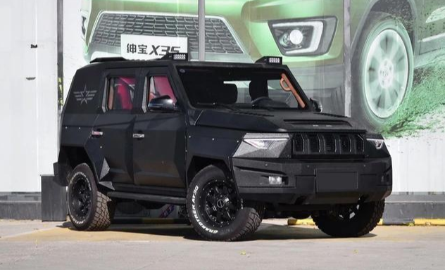 谁说国产越野不够霸气?北汽版"黑武士"配三角大灯,座舱奢华