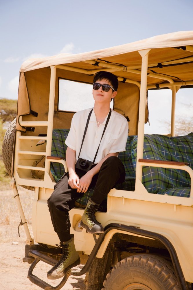 旅游博主刘昊然非洲上线,弟弟的哪张治愈笑容是你的手机壁纸啊