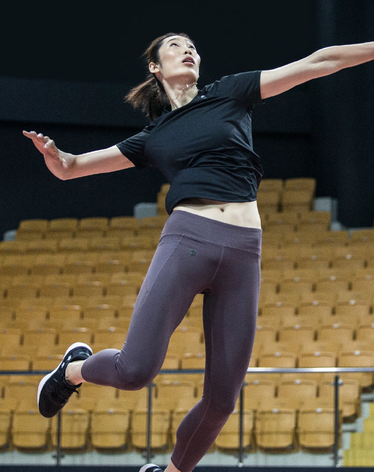 "排球女神"朱婷穿"安德玛牌"健美裤,秀198长腿,真女神!