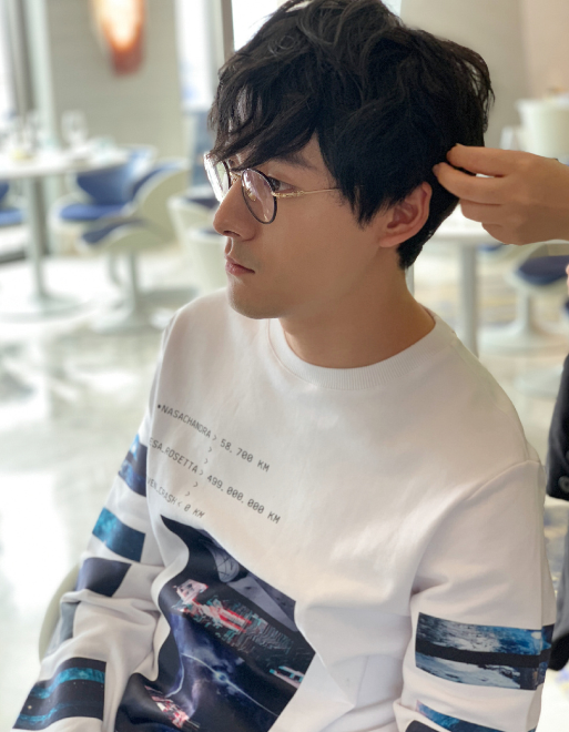 张雨剑到底有多冷静上百个记者围堵却在忘我自拍太真实了