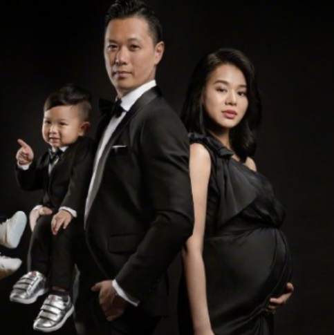 胡杏儿一家秋游超温馨,大儿子奕霆专注的眼神太可爱了