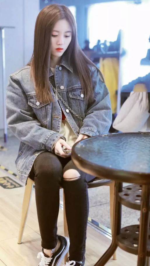 有一种坐姿叫鞠婧祎,十分乖巧邻家小女孩儿,看不出已经25岁了_腾讯