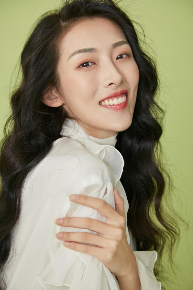 郭婉冬打破形象素颜出镜《龙形侠影黄澄可》