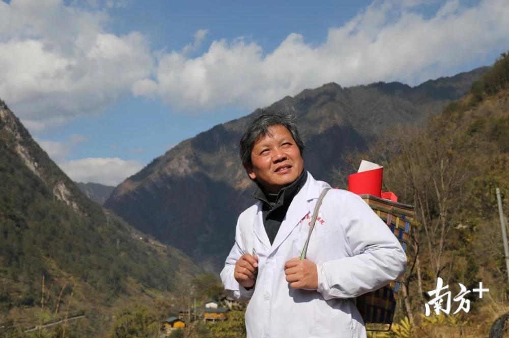 谢成成到贡山县人民医院以后,同时开展"传,帮,带