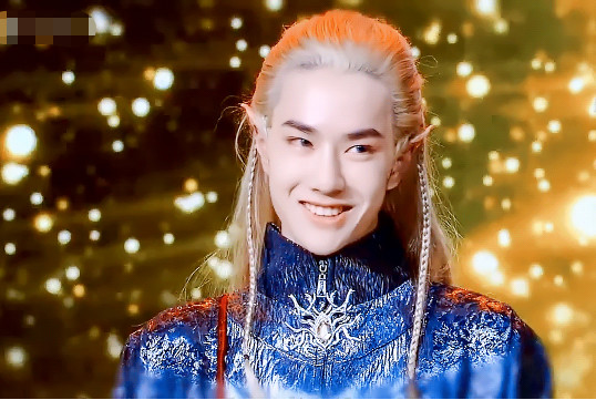 王一博变"精灵王子",强忍憋笑的样子太可爱,一笑起来心都化了