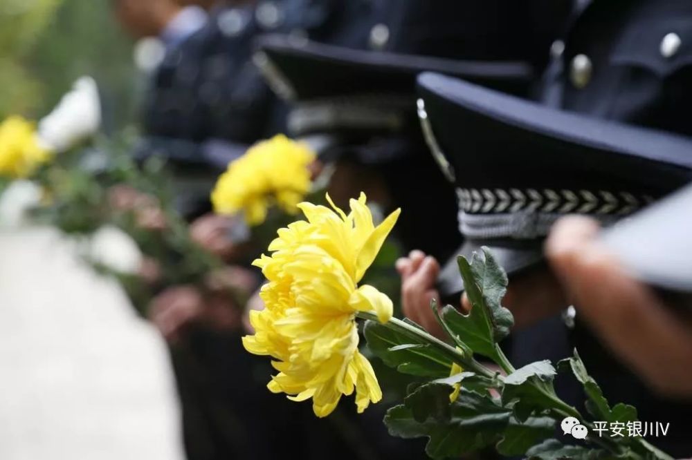 鲜花献英烈