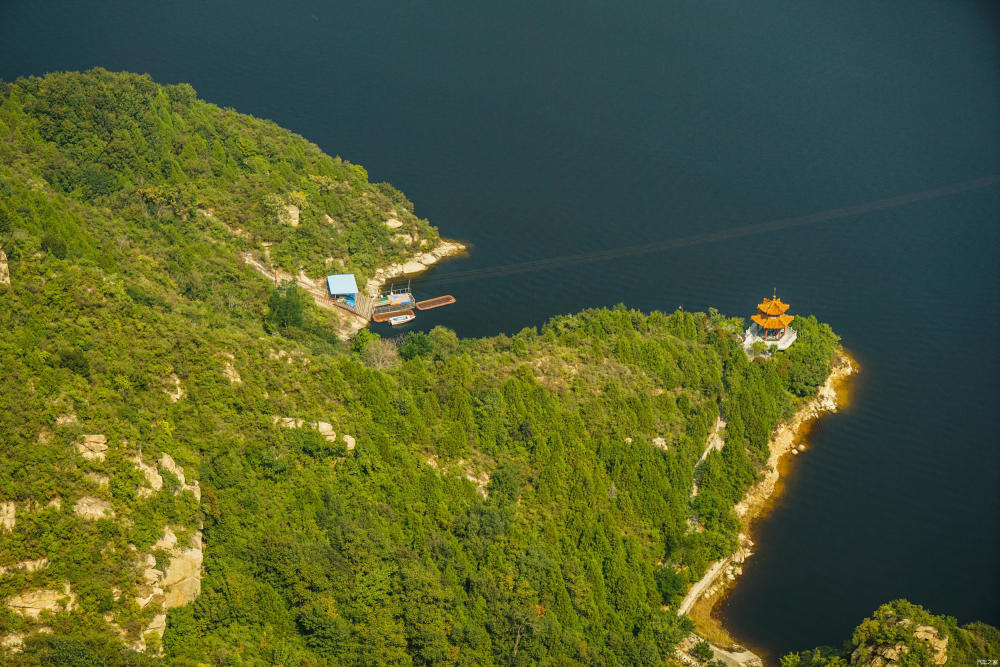 位于北京怀柔的青龙峡很适合周末郊游有山有水有景色水库大坝将景区分